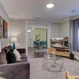 Bright & Charming With Fire Pit And Porch Swing - Close To Beale Street, Bbq, Graceland, And The Liberty Bowl Memphis